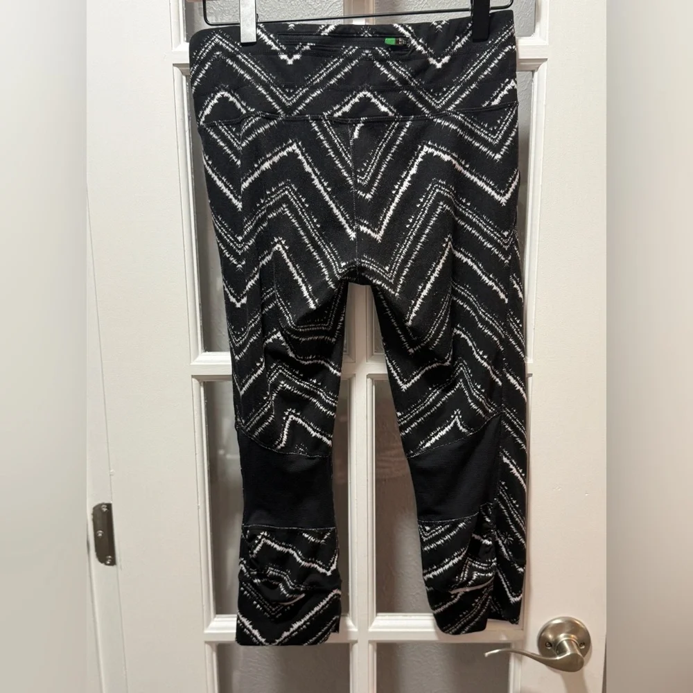 Athleta Zig Zag Relay Capri Black White Chevron Cropped Leggings - Picture 7 of 11